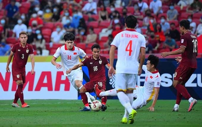 Ngôi sao sáng nhất của người Thái là Chanathip luôn bị các cầu thủ Việt Nam theo sát.