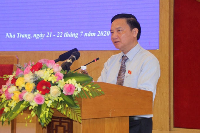Ông Nguyễn Khắc Định, Bí thư Tỉnh ủy Khánh Hòa phát biểu tại kỳ họp.