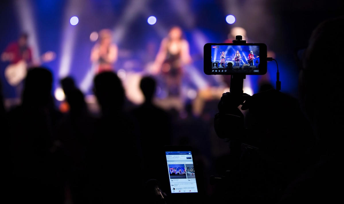 Các tài khoản mạng xã hội có đăng ký thông tin liên hệ với Bộ TT&TT mới được livestream và tham gia các dịch vụ có phát sinh doanh thu. Ảnh minh họa.