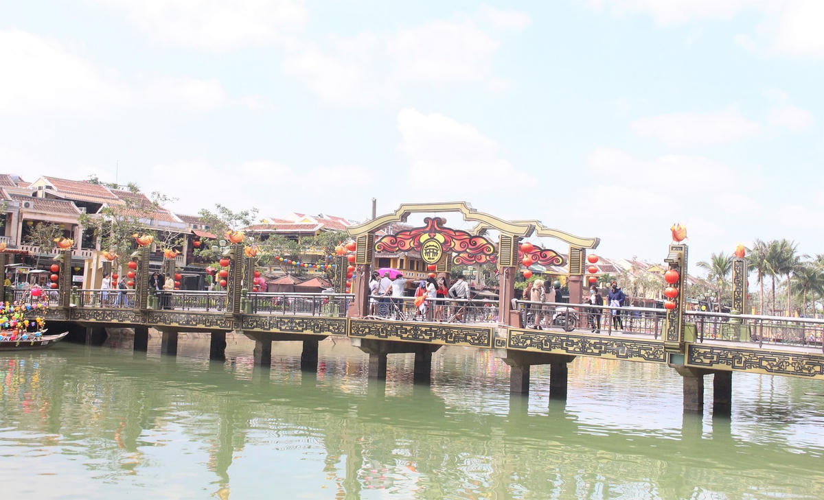 Cầu An Hội, TP Hội An vắng bóng du khách tham quan viếng cảnh.