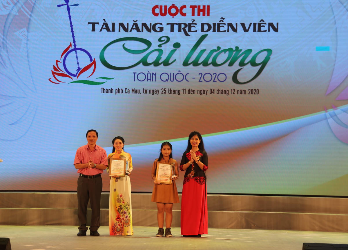  Trao giải Tài năng trẻ triển vọng cho các diễn viên.