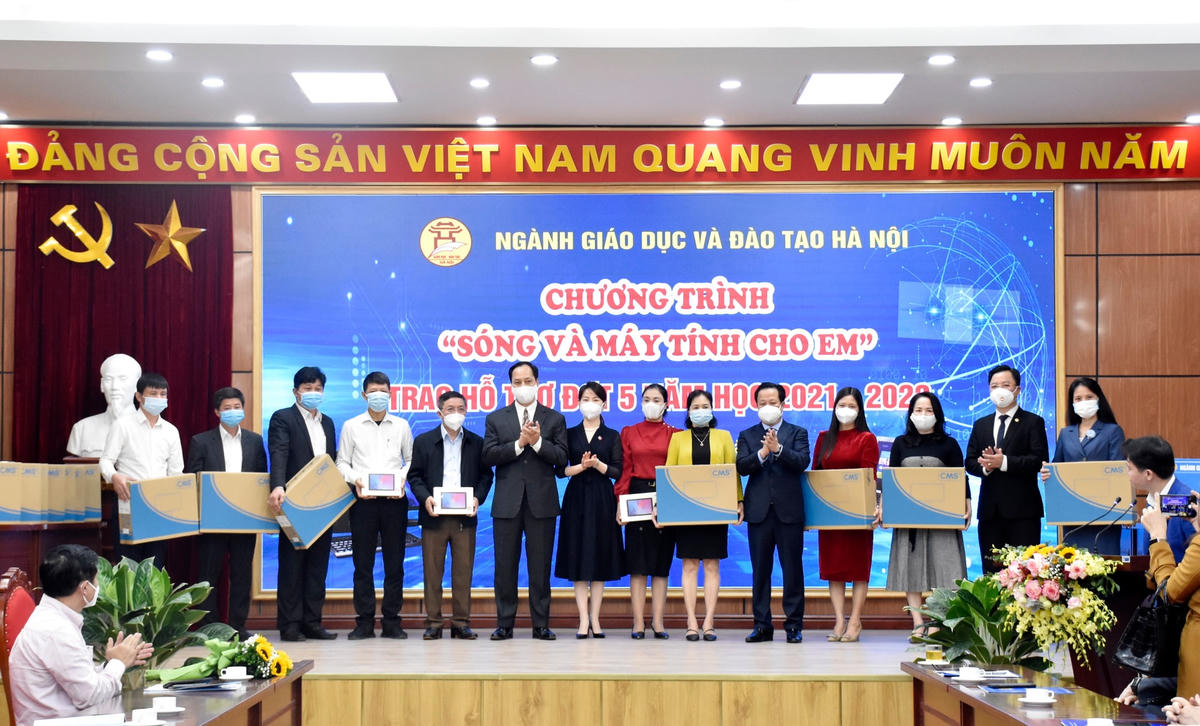 Lãnh đạo ngành GDĐT trao thiết bị học trực tuyến cho 500 học sinh có hoàn cảnh khó khăn của các đơn vị, trường học thuộc 10 huyện trên địa bàn.
