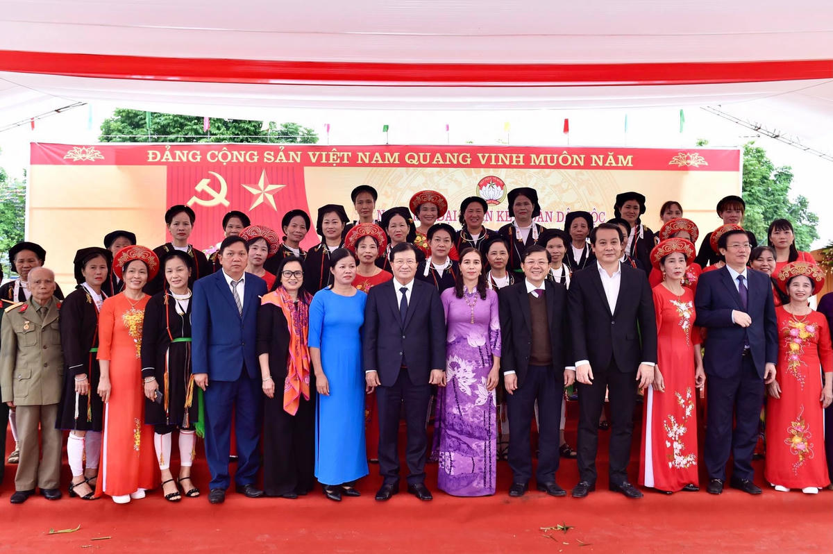 Phó Thủ tướng Trịnh Đình Dũng, Phó Chủ tịch UBTƯ MTTQ Việt Nam Nguyễn Hữu Dũng chụp ảnh lưu niệm cùng nhân dân thôn Bắc Sơn, xã Bắc Bình.