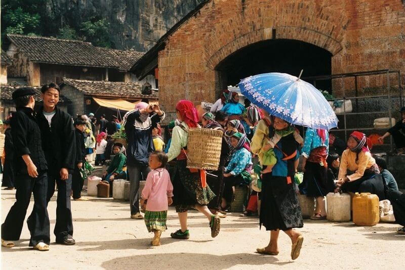Ai đi chơi chợ, đi cùng…