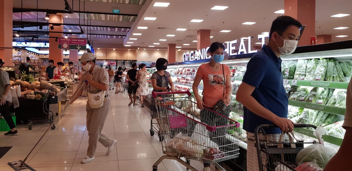 Gian hàng nào cũng đông đúc.