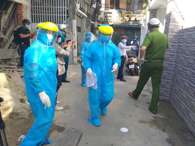 Lực lượng y tế Đà Nẵng khoanh vùng khu vực có ca lây nhiễm ngoài cộng đồng.