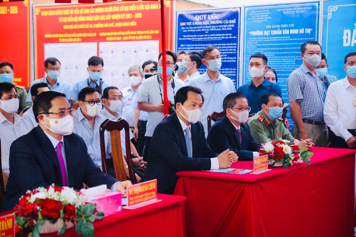 Lãnh đạo TP Cần Thơ cùng Thủ tướng Phạm Minh Chính nghe phổ biến quy trình bầu cử.