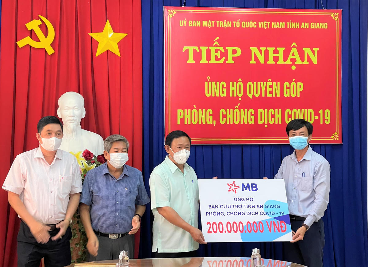 Ủy ban MTTQ Việt Nam tỉnh An Giang tiếp nhận số tiền ủng hộ 200 triệu đồng của Ngân hàng TMCP Quân Đội (MB Bank) vào Quỹ phòng, chống dịch Covid-19.