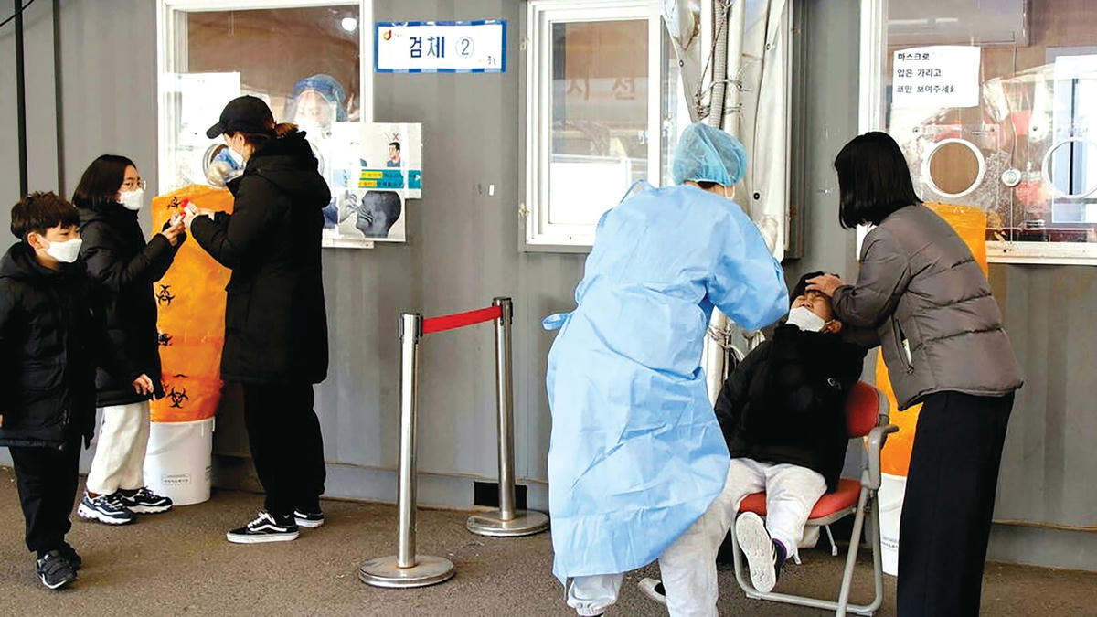 Nhân viên y tế thu thập mẫu xét nghiệm Omicron tại nhà ga Seoul (Hàn Quốc).