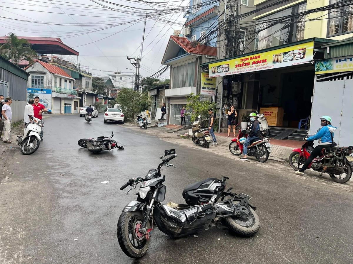 Trước đó, chiếc xe ô tô "điên" đã xảy ra va chạm với 2 xe đạp điện. Ảnh: Otofun QN.