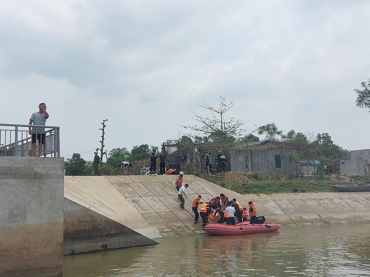 11h30' ngày 5/4, thi thể em học sinh thứ 5 đã được tìm thấy.