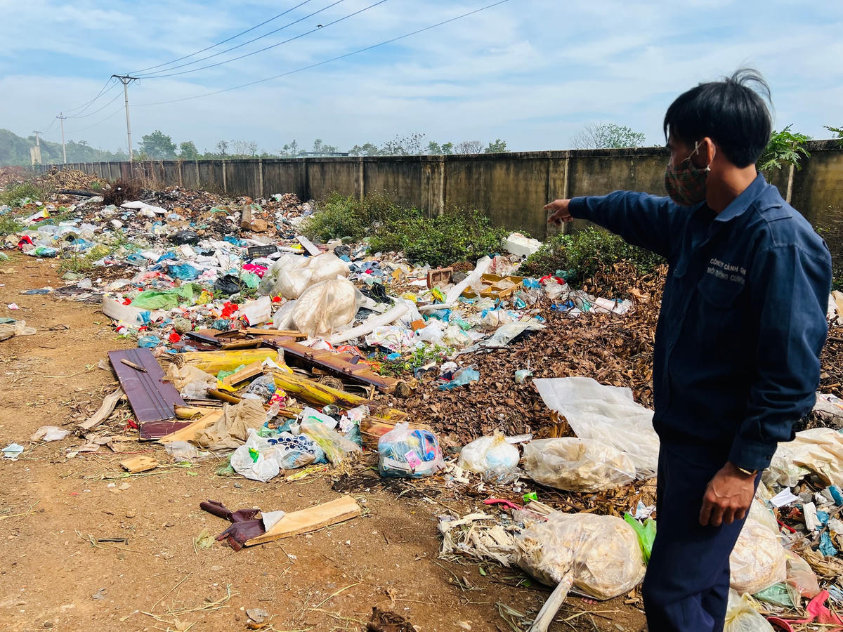 Rác thải chấp thành từng đống nằm ngổn ngang bên đường.