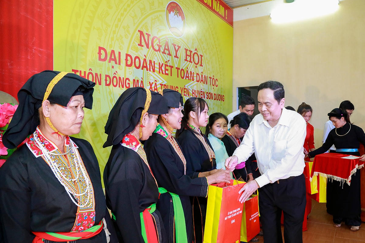 Chủ tịch Trần Thanh Mẫn tặng quà cho nhân dân thôn Đồng Mà.