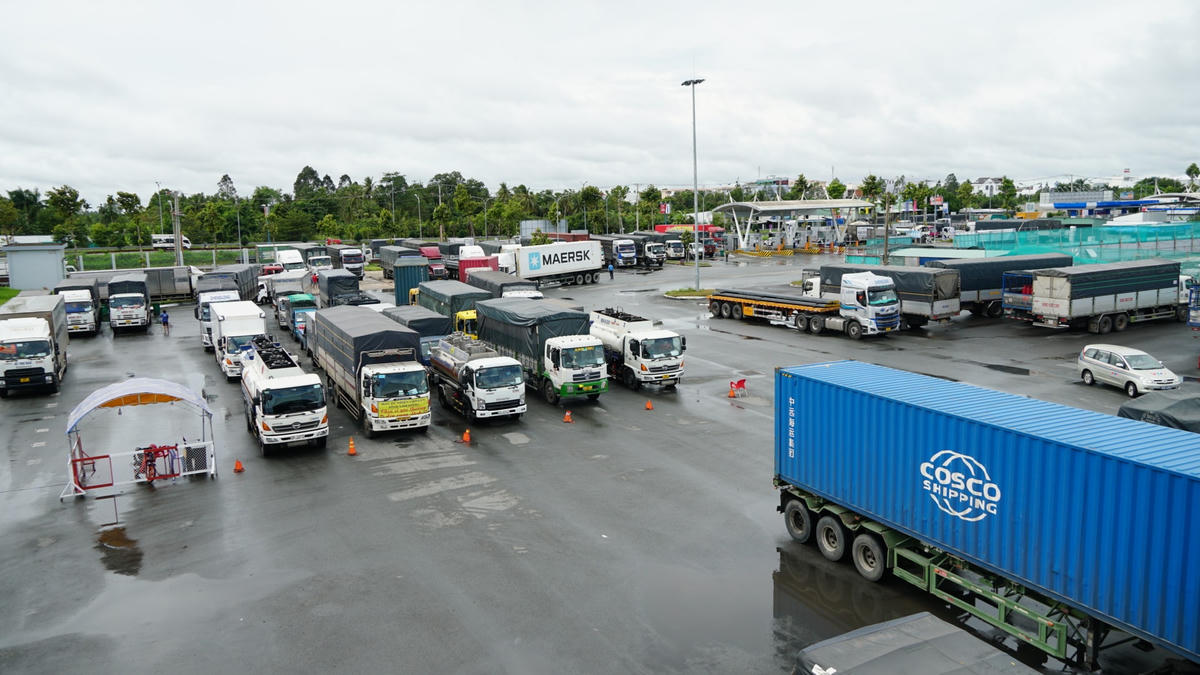 Số lượng xe ùn ứ sáng ngày 26/8 tại khu vực bãi tập kết trung chuyển hàng hóa của Cần Thơ.