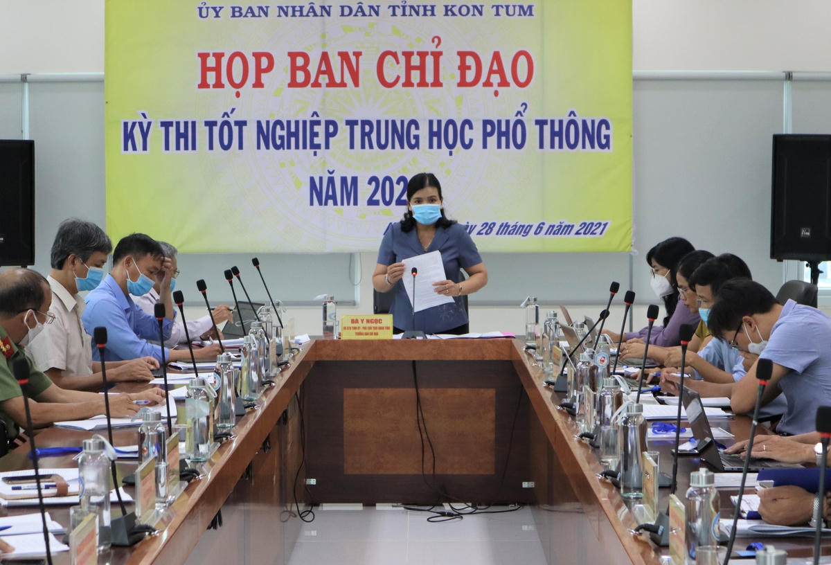 Bà Y Ngọc, Phó Chủ tịch UBND tỉnh Kon Tum, phát biểu chỉ tốt nghiệp THPT năm 2021.