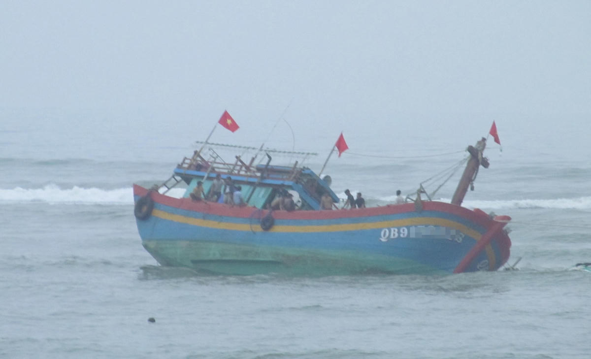 Tàu cá của ngư dân Quảng Bình bị chìm trên biển, 11 ngư dân được cứu sống (ảnh minh hoạ).