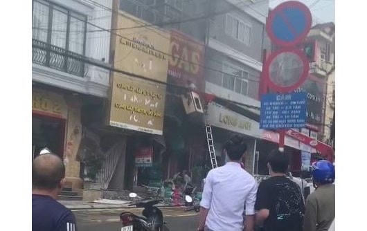 Xe gầu của Điện lực Sapa giải cứu 2 cháu bé tại tầng 2 của căn nhà.