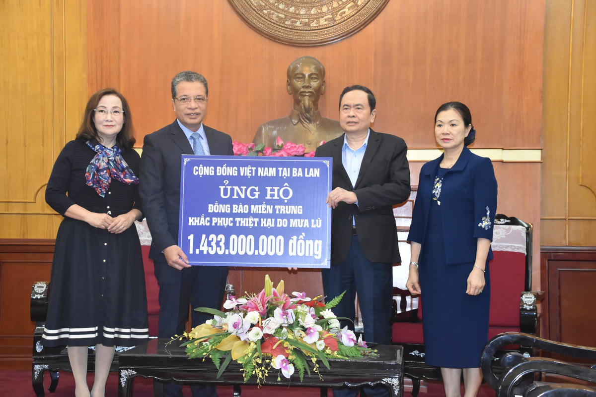Chủ tịch Trần Thanh Mẫn tiếp nhận ủng hộ từ Cộng đồng người Việt Nam tại Ba Lan.