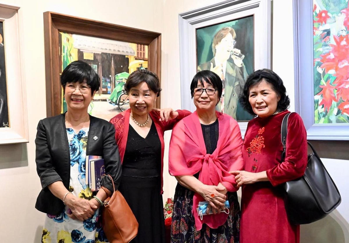 Nhà thơ Phan Thị Thanh Nhàn (thứ 2, từ trái sang) cùng bạn văn.