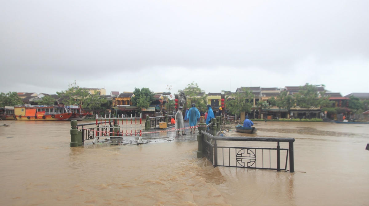 Chiều ngày 8/10, Hội An mênh mông biển nước.