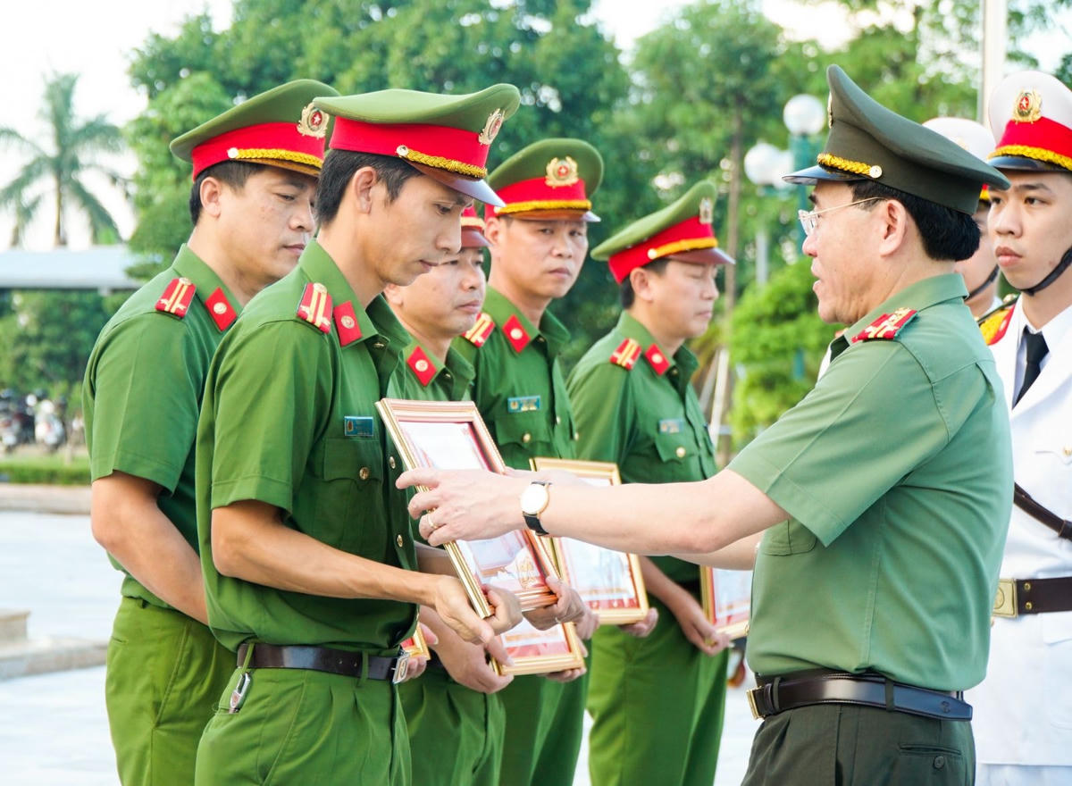 Đại tá Phạm Văn Long, Giám đốc Công an tỉnh Nam Định trao thưởng cho các tập thể, cá nhân.