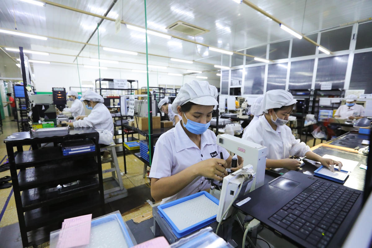Cộng đồng doanh nghiệp cần được hỗ trợ để vượt qua khó khăn, phục hồi và phát triển sản xuất. Ảnh: Quang Vinh.