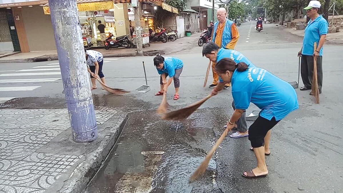 Mặc dù tuổi cao nhưng Thượng tọa Thích Duy Trấn - Trụ trì Chùa Liên Hoa (TP HCM) vẫn cùng người dân dọn vệ sinh đều đặn vào các sáng chủ nhật. Ảnh: Quốc Định.