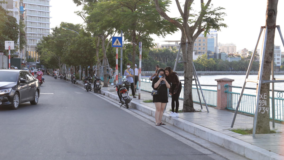 Xung quanh hồ Tây nhiều người dừng lại chụp ảnh, hóng mát.