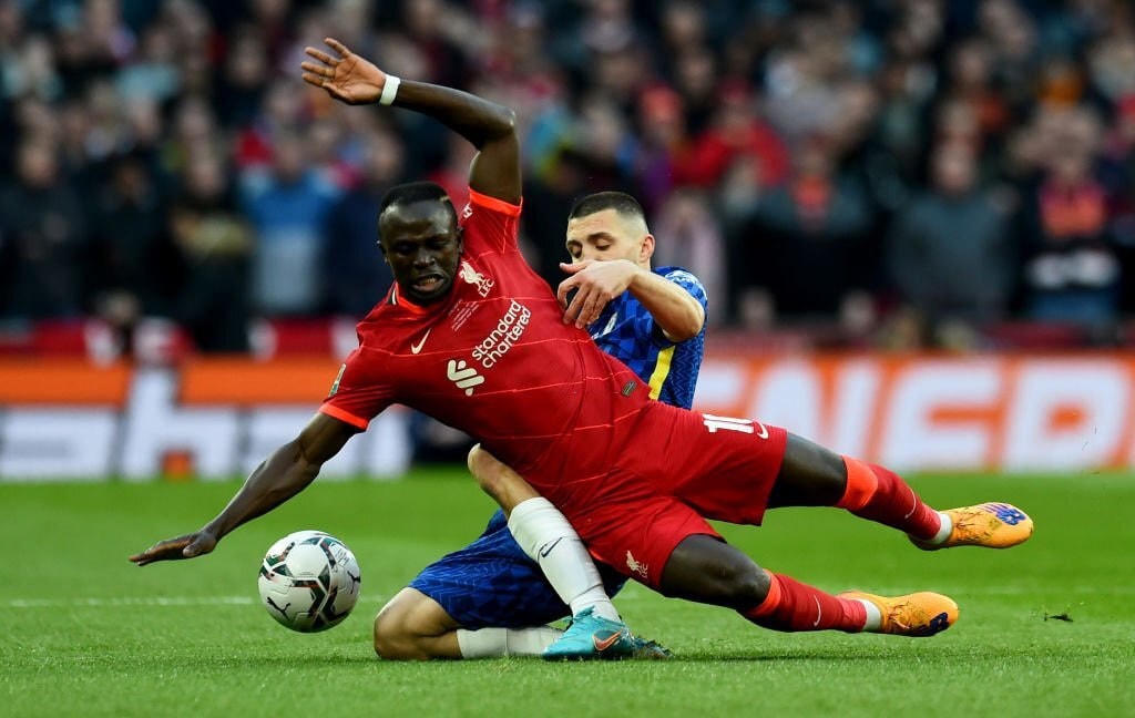 Trận chung kết Carabao Cup diễn ra hấp dẫn với những tình huống đôi công của hai đội, các cầu thủ tranh chấp quyết liệt và sẵn sàng chơi rắn khi cần thiết.