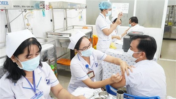 Tiêm vaccine cho lực lượng tuyến đầu chống dịch. (Ảnh: Thanh Tân/TTXVN).