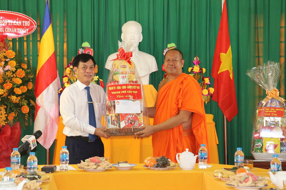 Đại diện lãnh đạo thành phố Cần Thơ chúc Tết Chôl Chnăm Thmây đến các vị hòa thượng, thượng tọa.