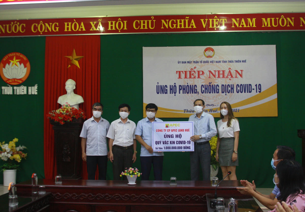 Công ty CP APEC Land trao số tiền ủng hộ 1 tỷ đồng.