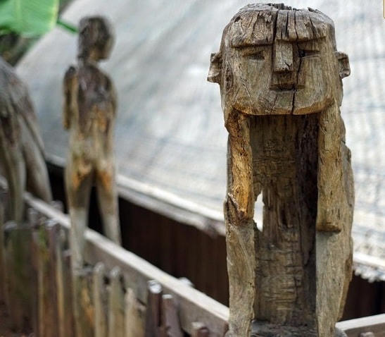 Tượng người đàn ông ở góc nhà mồ