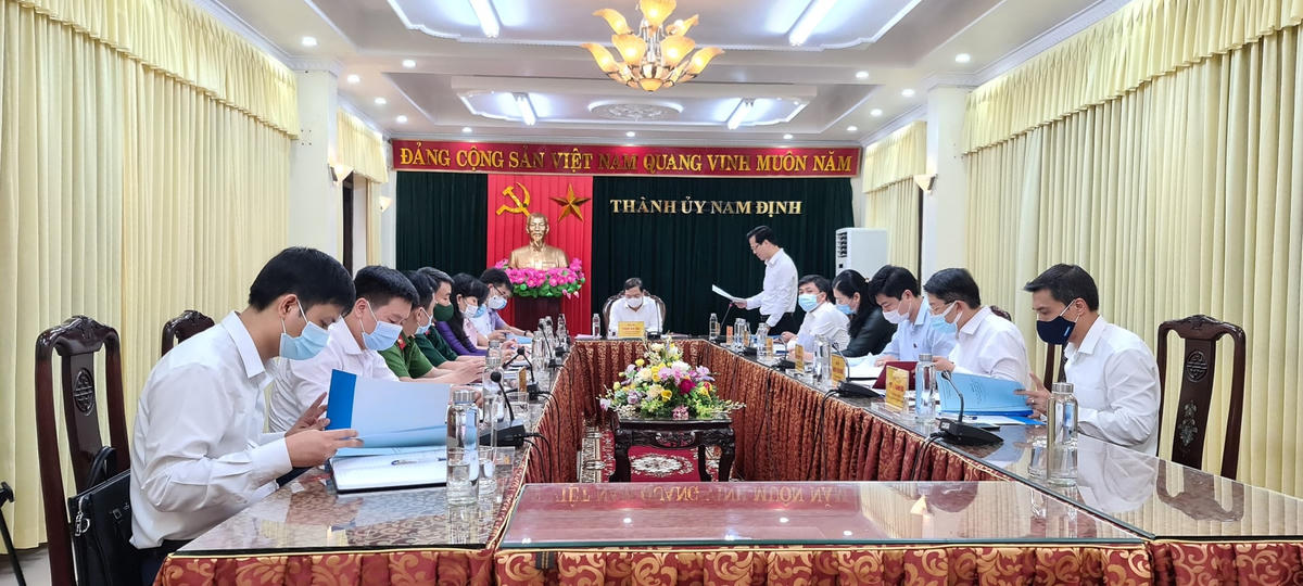 Bí thư Thành ủy Nguyễn Anh Tuấn báo cáo Tân Bí thư Tỉnh ủy Nam Định Phạm Gia Túc.