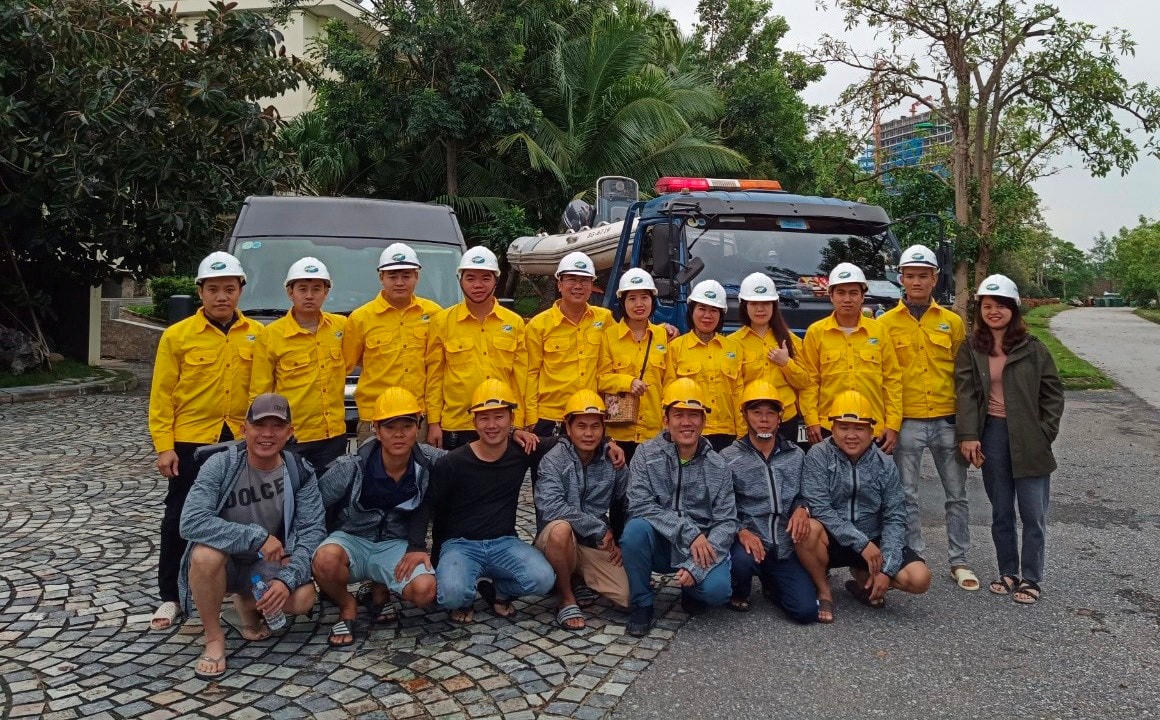 4 giờ sáng ngày 19/10, cán bộ và công nhân chuẩn bị phương tiện và thực phẩm lên đường cứu trợ.