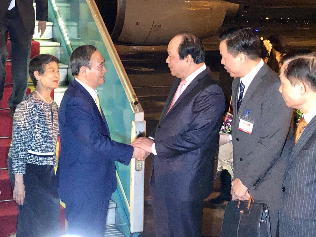 Bộ trưởng, Chủ nhiệm Văn phòng Chính phủ Mai Tiến Dũng chào đón Thủ tướng Suga Yoshihide và Phu nhân đến Việt Nam. Ảnh: VGP/Nhật Bắc.