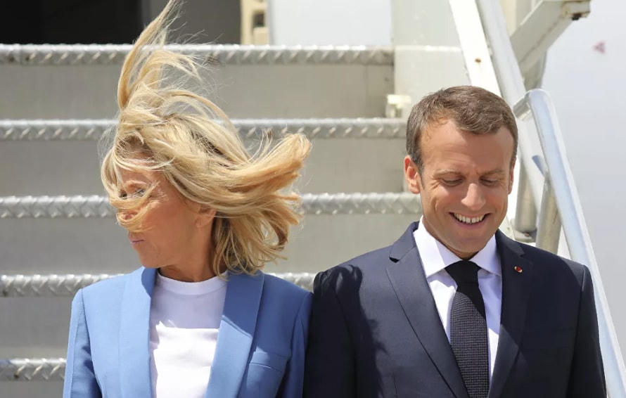 Tổng thống Pháp Emmanuel Macron và Đệ nhất phu nhân Brigitte Macron đến sân bay Pierre Elliot Trudeau sang Canada tham dự Hội nghị Thượng đỉnh G7, năm 2018.  