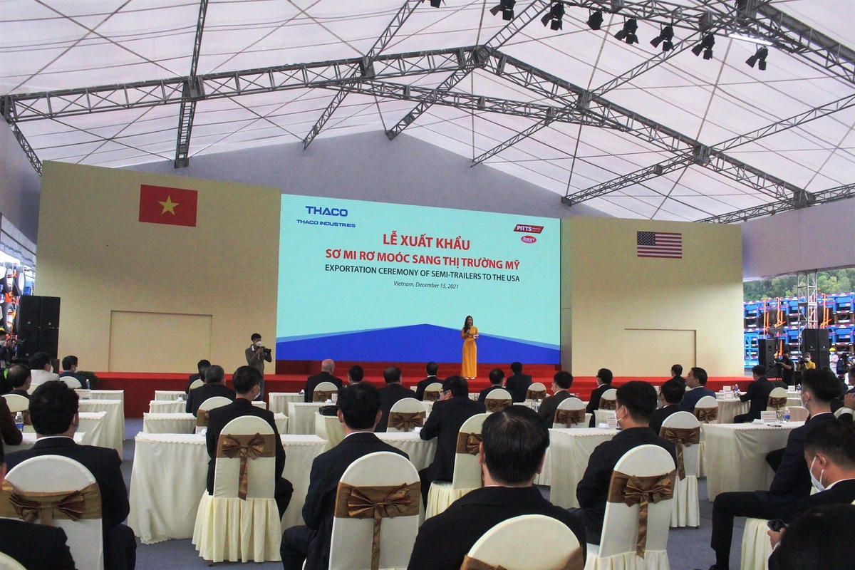 Quang cảnh buổi lễ xuất khẩu sơ mi rơ moóc sang thị trường Mỹ.
