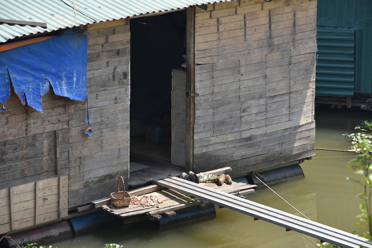 Sống trong điều kiện khó khăn, người dân tại "xóm phao" cũng lo lắng không biết sẽ đi đâu về đâu khi đề án quy hoạch bãi giữa thành công viên giải trí được triển khai. 