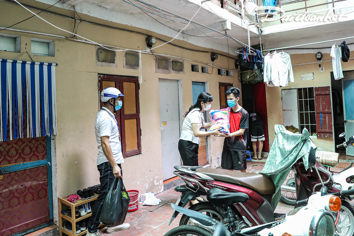 Cán bộ phường Dịch Vọng Hậu đã đến các khu nhà trọ để trao quà cho những sinh viên trọ tại địa bàn phường gặp khó khăn do ảnh hưởng của dịch Covid-19.