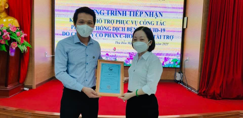Đại diện Ban chỉ đạo phòng, chống dịch Covid-19 TP Thủ Dầu Một tiếp nhận hỗ trợ.