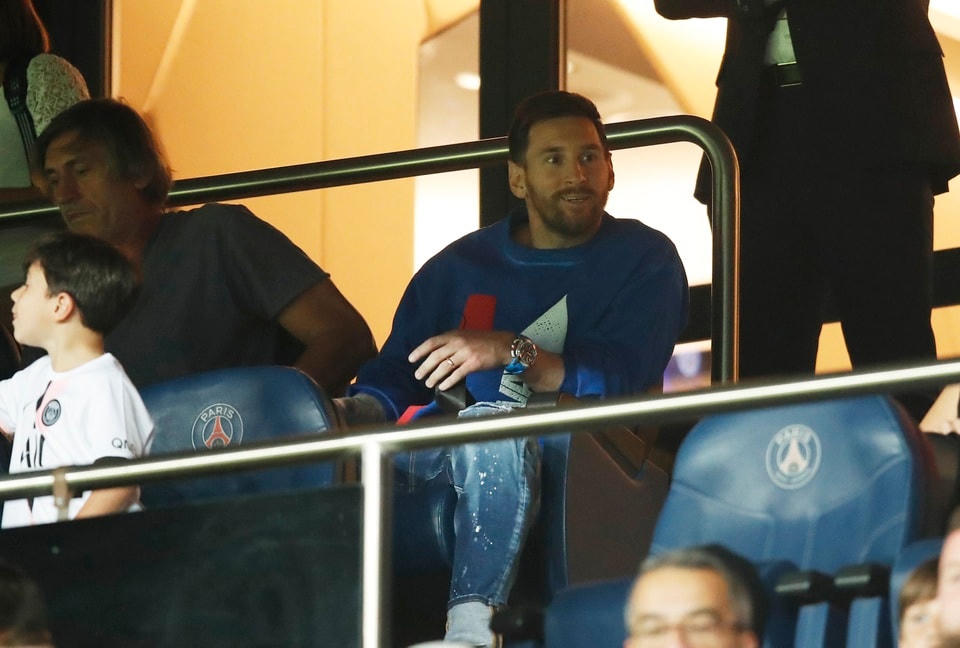 Messi phải ngồi khán đài chứng kiến các đồng đội tái lập chuỗi thành tích lịch sử cho PSG.