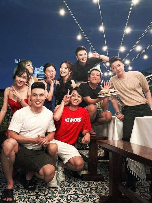 Duy Khánh chúc mừng sinh nhật Trường Giang bằng 2 từ “Tôn trọng”. Nghệ sĩ Trường Giang đã được các đàn em trong nghề: S.T Sơn Thạch, Duy Khánh, Puka, Lâm Vỹ Dạ, Mysthy, Khả Như, Lê Dương Bảo Lâm và Virus chúc mừng sinh nhật vô cùng vui vẻ.