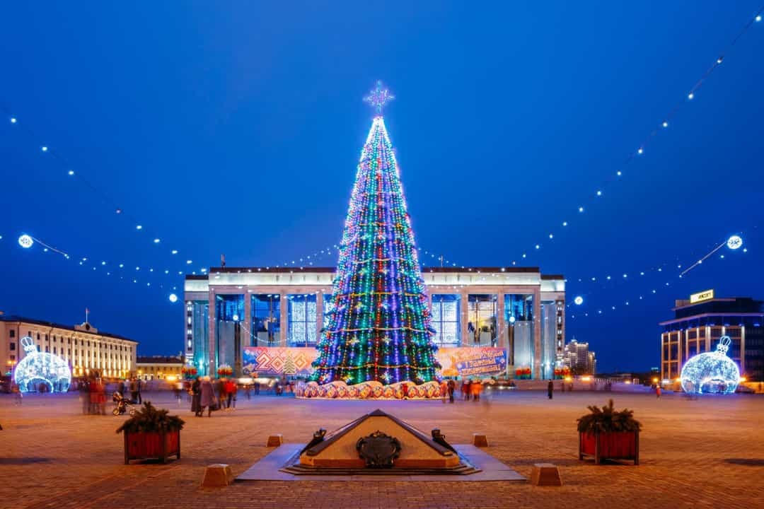 Belarus - Quảng trường Tháng Mười ở Minsk, thủ đô của đất nước, được sử dụng cho tất cả các cuộc diễu hành và nghi lễ. Tuy nhiên, trong mùa lễ hội, một cây thông Noel khổng lồ chiếm vị trí trung tâm trước Cung điện, bản thân nó là một địa điểm văn hóa nổi tiếng.