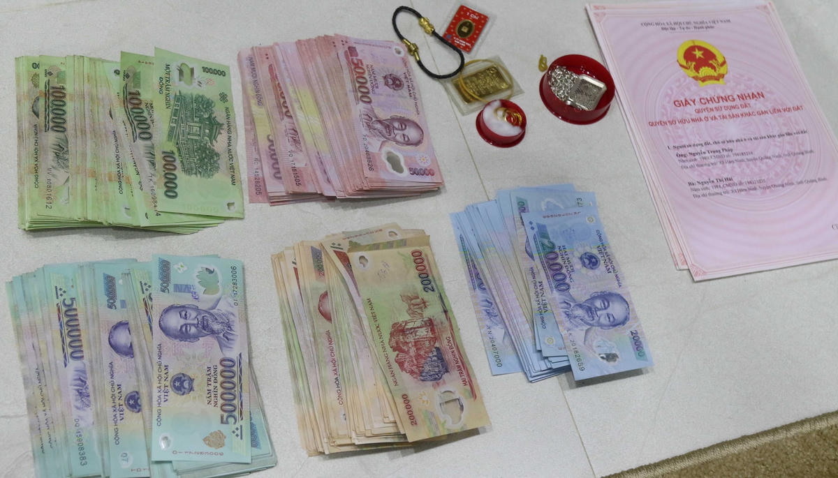 Thu giữ tang vật trong đường dây ghi lô đề.