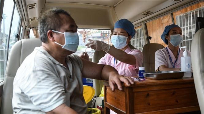 Nhân viên y tế tiêm vaccine ngừa Covid-19 cho người dân tại Quảng Đông, Trung Quốc. (Ảnh: THX/TTXVN).
