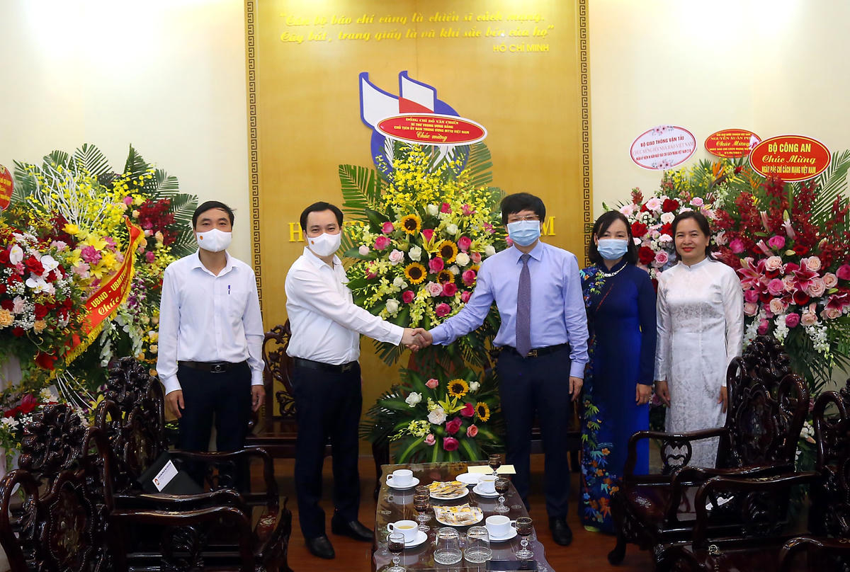 Ông Vũ Văn Tiến tặng hoa chúc mừng Hội Nhà báo Việt Nam. Ảnh: Kỳ Anh.