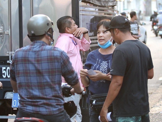 Dịp này, dân phe vé cũng hốt bạc.  