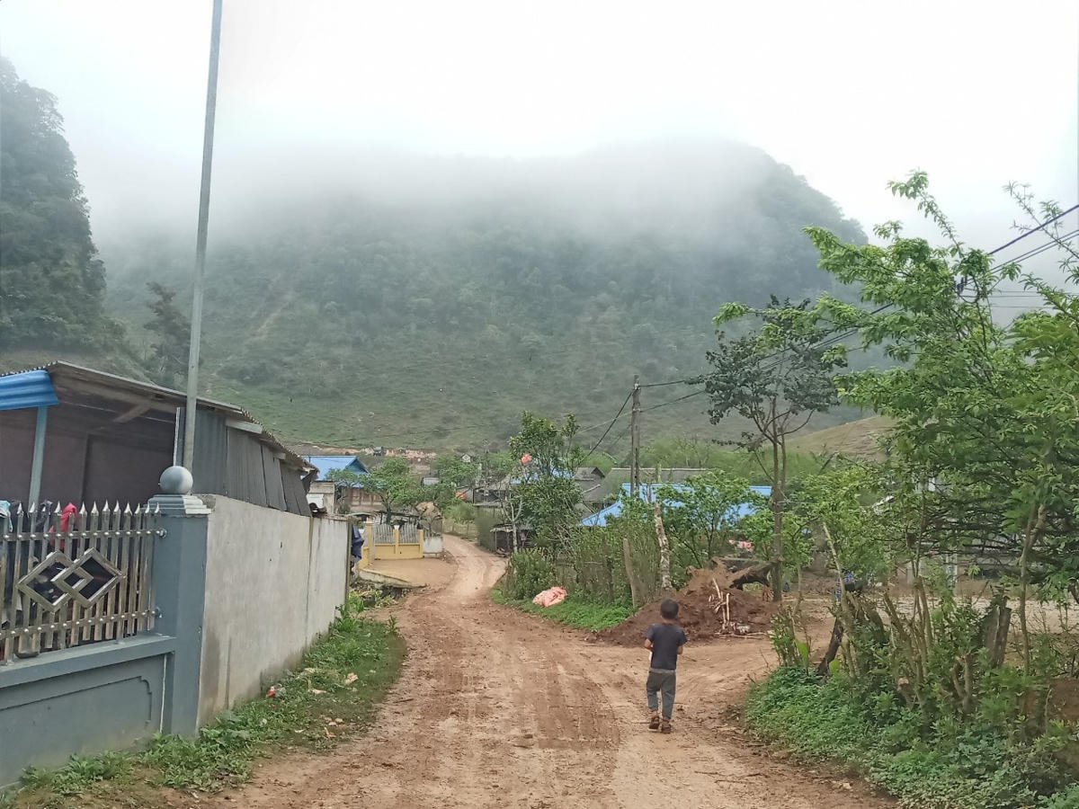 Những đứa trẻ người Mông vẫn hàng ngày đi lại thủ phủ “Vàng A Khua” như chưa có chuyện gì xảy ra trước đó.  