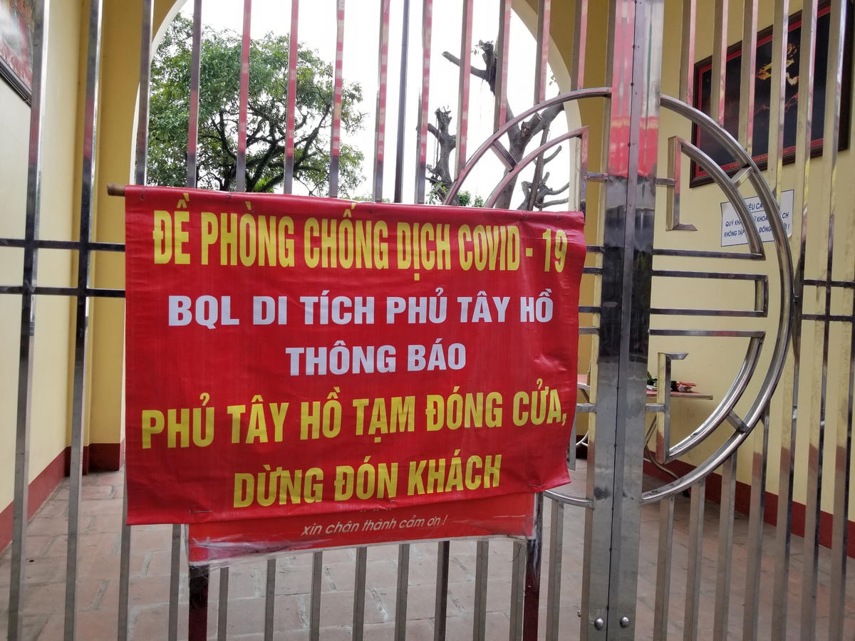 Hà Nội: Người dân đội nắng quỳ lạy trước cổng đền, chùa